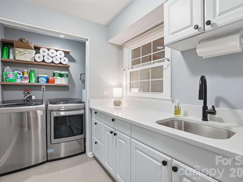 6123 Lake Providence Lane, Charlotte, NC 28277.  MLS# CAR4359445, YatesRealty ID 12770. 