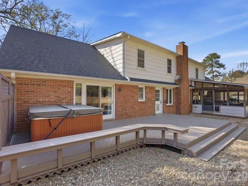 6123 Lake Providence Lane, Charlotte, NC 28277.  MLS# CAR4359445, YatesRealty ID 12770. Jacuzzi