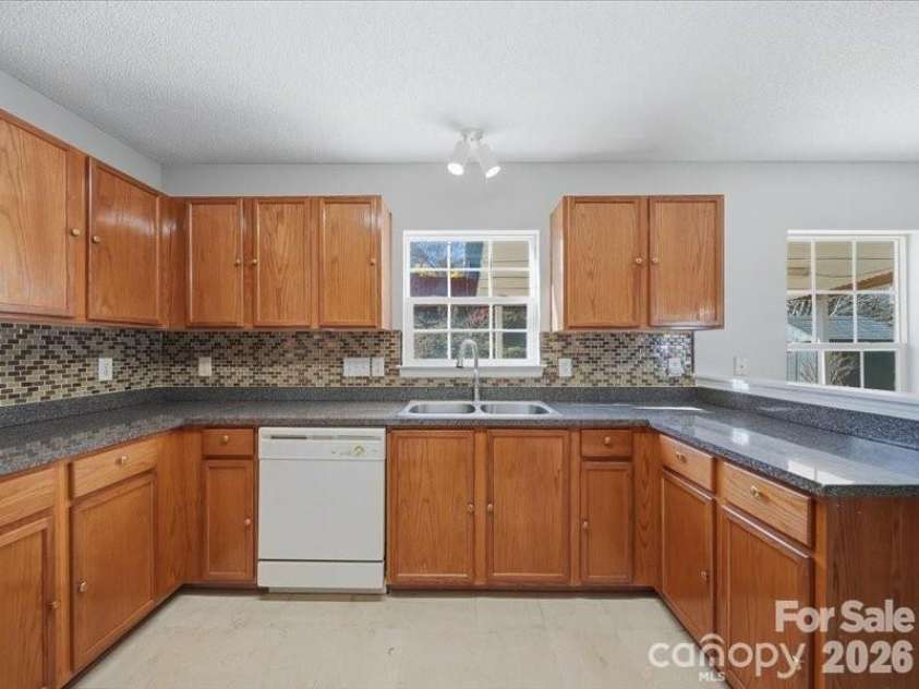 1968 8th Street Lane, Hickory, NC 28602.  MLS# CAR4401165, YatesRealty ID 12774. 