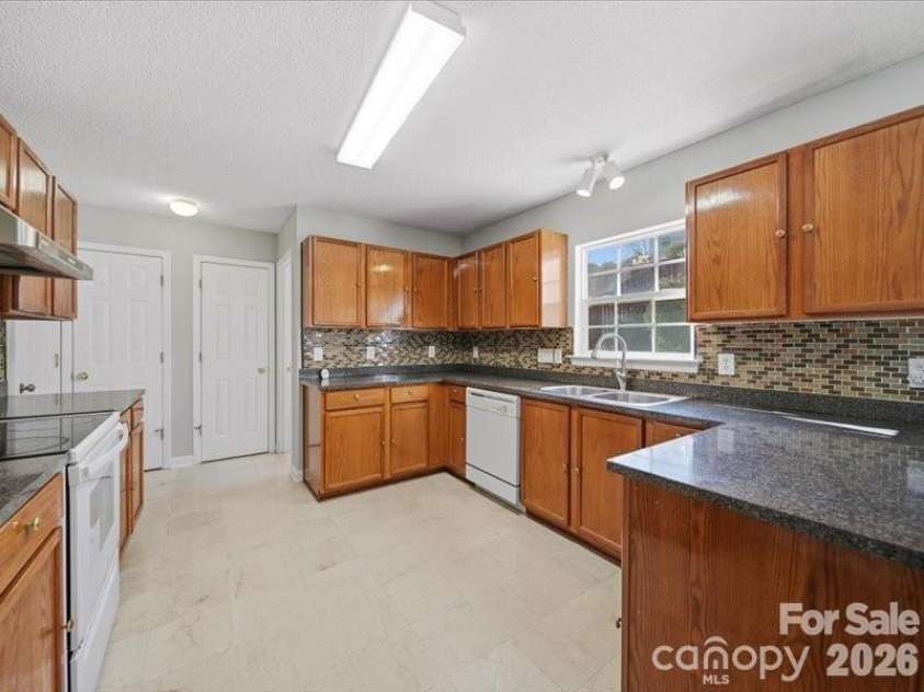 1968 8th Street Lane, Hickory, NC 28602.  MLS# CAR4401165, YatesRealty ID 12774. 