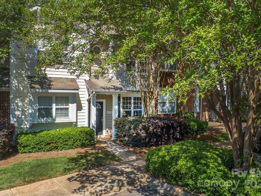 4938 Sunset Ridge Court, Charlotte, NC 28269.  MLS# CAR4256008, YatesRealty ID 12774. Welcome home.