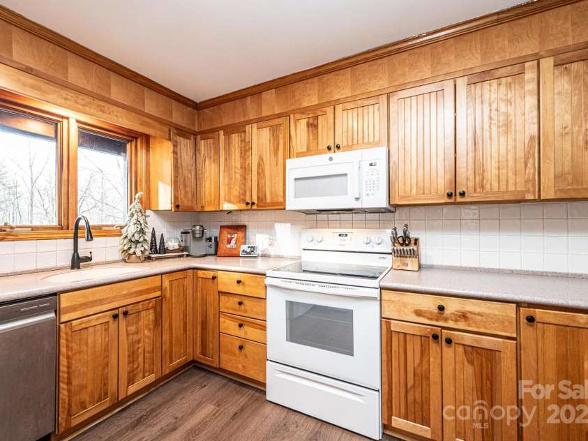 1621 Mountain Circle Drive, Lenoir, NC 28645.  MLS# CAR4228061, YatesRealty ID 12776. 