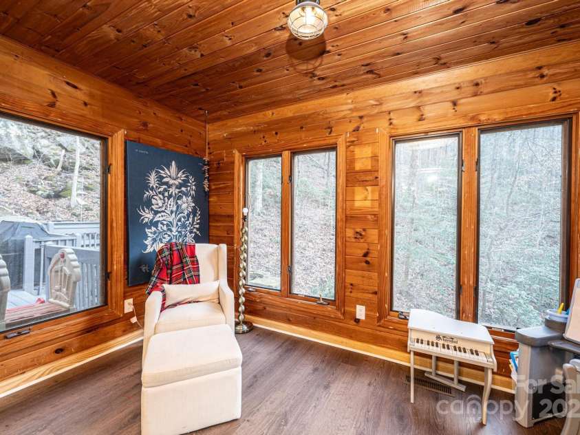 1621 Mountain Circle Drive, Lenoir, NC 28645.  MLS# CAR4228061, YatesRealty ID 12776. 