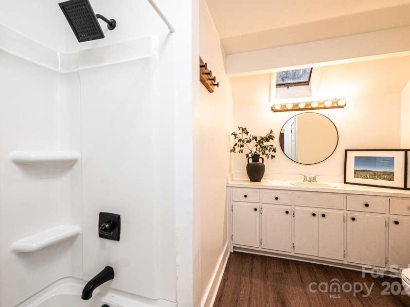 1621 Mountain Circle Drive, Lenoir, NC 28645.  MLS# CAR4228061, YatesRealty ID 12776. 