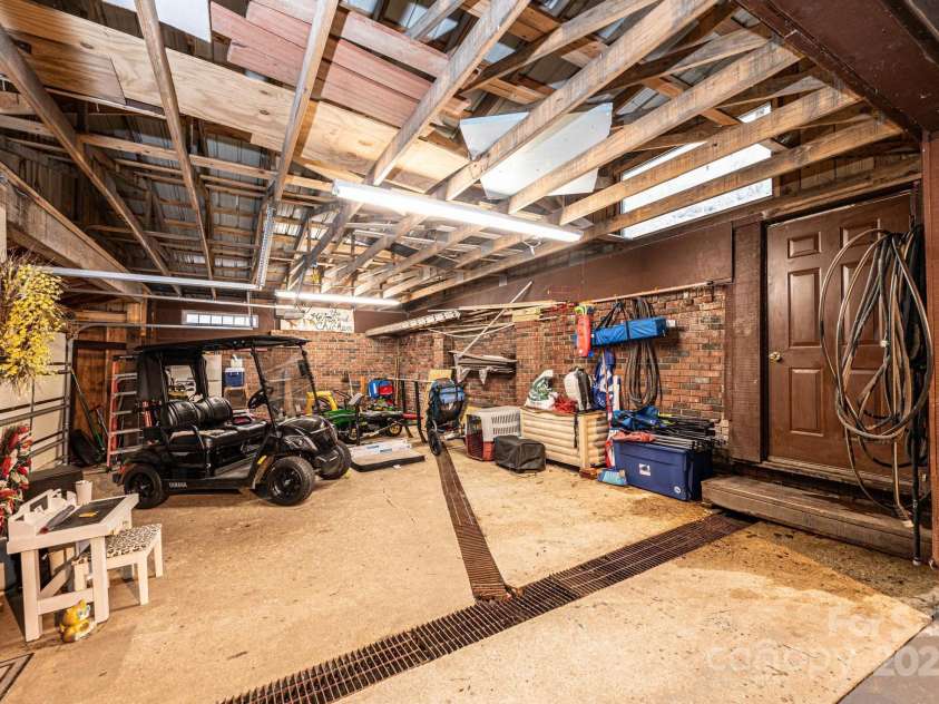 1621 Mountain Circle Drive, Lenoir, NC 28645.  MLS# CAR4228061, YatesRealty ID 12776. 