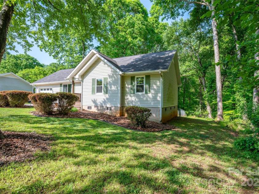 177 Candlestick Drive, Statesville, NC 28625.  MLS# CAR4250976, YatesRealty ID 12779. 