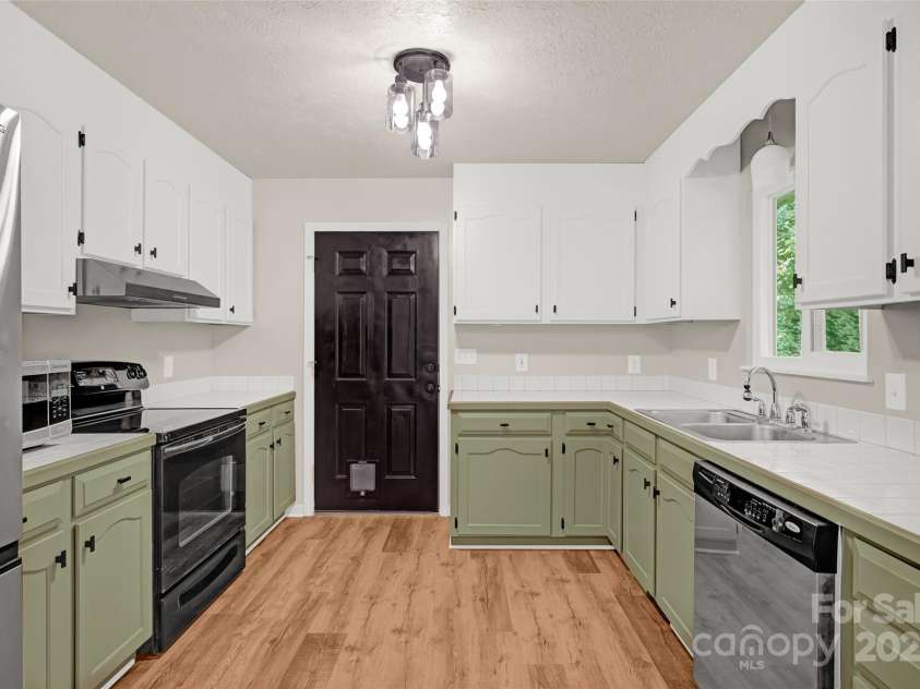 177 Candlestick Drive, Statesville, NC 28625.  MLS# CAR4250976, YatesRealty ID 12779. Kitchen view