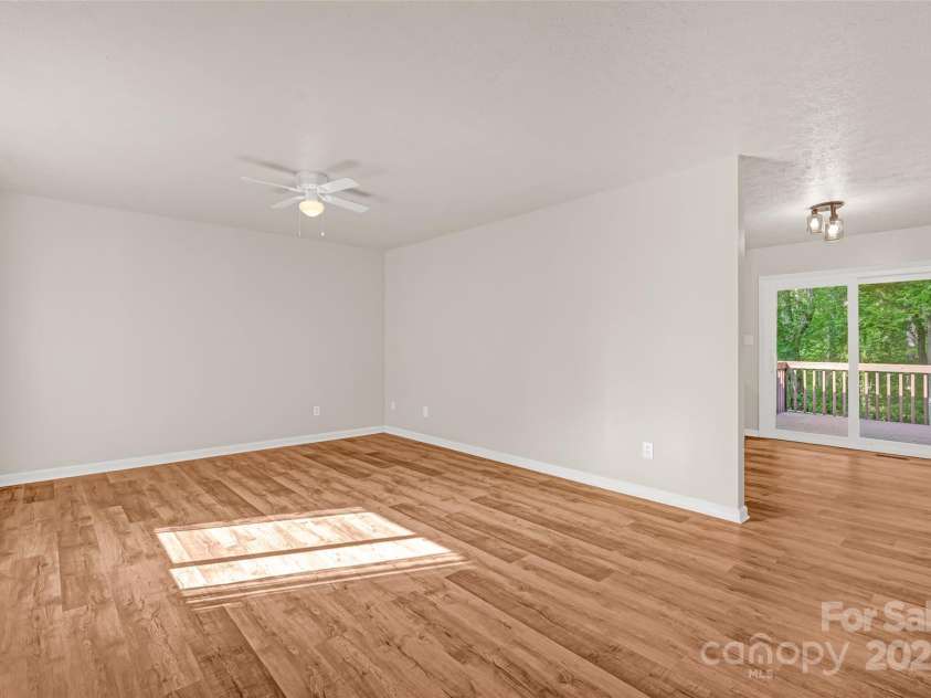177 Candlestick Drive, Statesville, NC 28625.  MLS# CAR4250976, YatesRealty ID 12779. Living Room