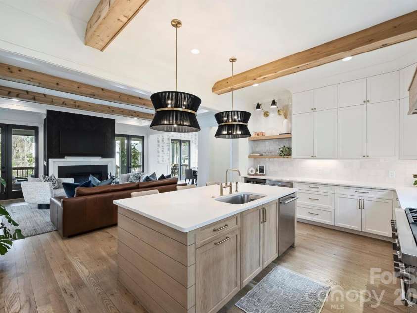 4542 Montclair Avenue, Charlotte, NC 28211.  MLS# CAR4353432, YatesRealty ID 12780. 