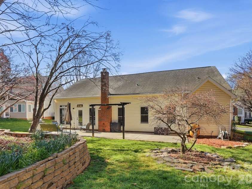 8540 Piccone Brook Lane, Charlotte, NC 28216.  MLS# CAR4358992, YatesRealty ID 12782. 