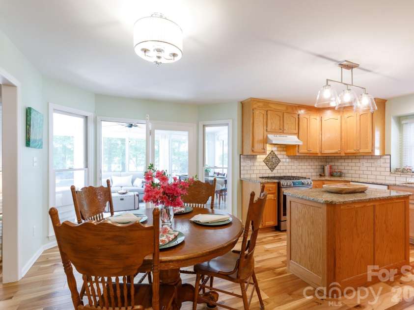 228 Timberlane Drive, Belmont, NC 28012.  MLS# CAR4369910, YatesRealty ID 12788. Breakfast/dining
