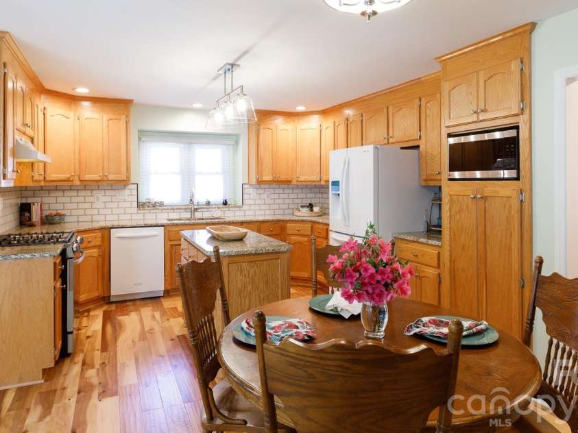 228 Timberlane Drive, Belmont, NC 28012.  MLS# CAR4369910, YatesRealty ID 12788. Granite countertops and tile backsplash