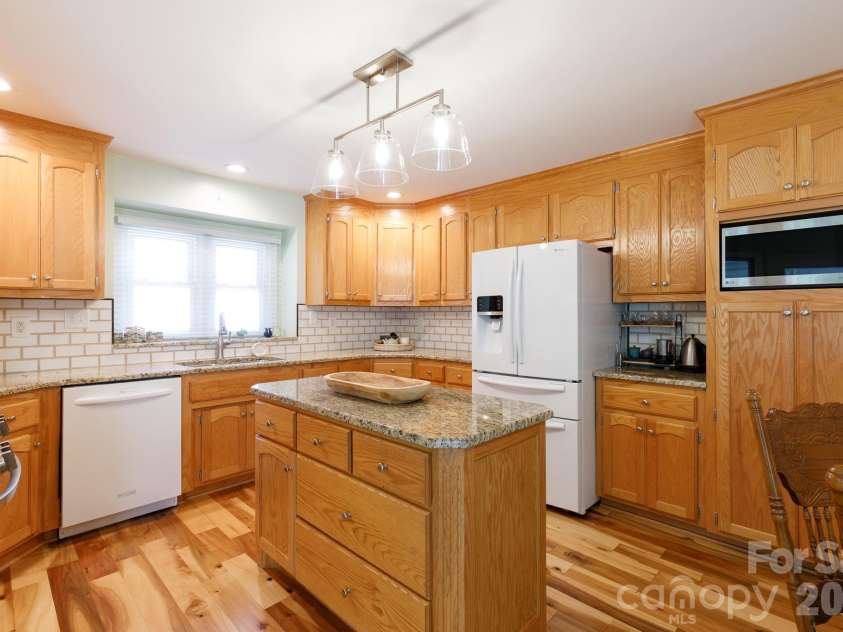 228 Timberlane Drive, Belmont, NC 28012.  MLS# CAR4369910, YatesRealty ID 12788. Hardwoods throughout