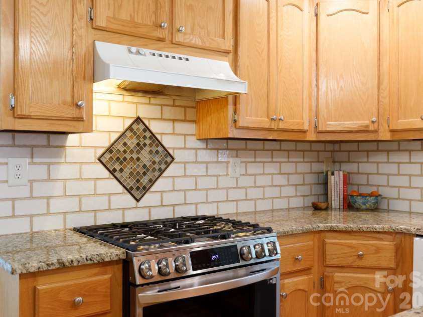 228 Timberlane Drive, Belmont, NC 28012.  MLS# CAR4369910, YatesRealty ID 12788. Natural Gas rangce