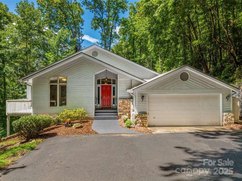 150 Sondley Parkway, Asheville, NC 28805.  MLS# CAR4280880, YatesRealty ID 1279. 150 Sondley Drive