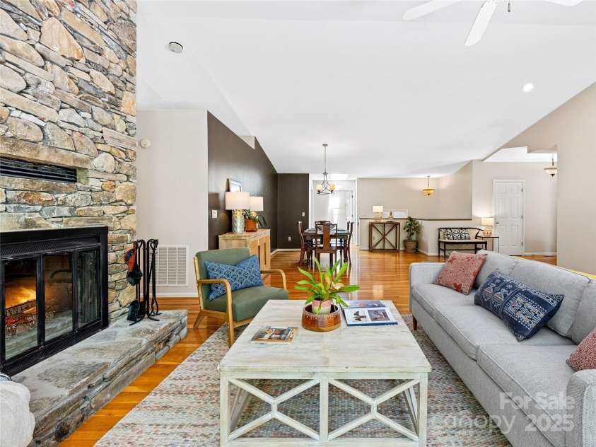 150 Sondley Parkway, Asheville, NC 28805.  MLS# CAR4280880, YatesRealty ID 1279. Expansive Living Room and Dining