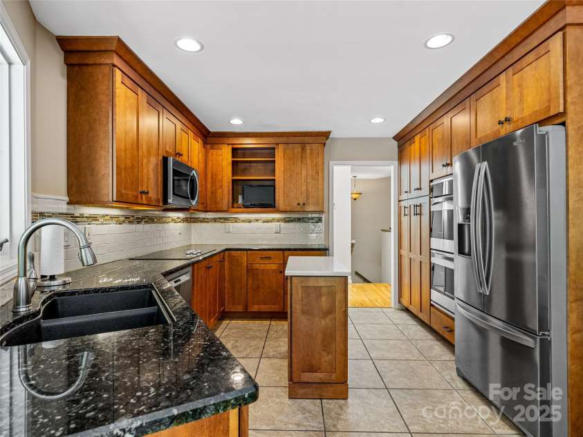 150 Sondley Parkway, Asheville, NC 28805.  MLS# CAR4280880, YatesRealty ID 1279. Newer appliances with double ovens!