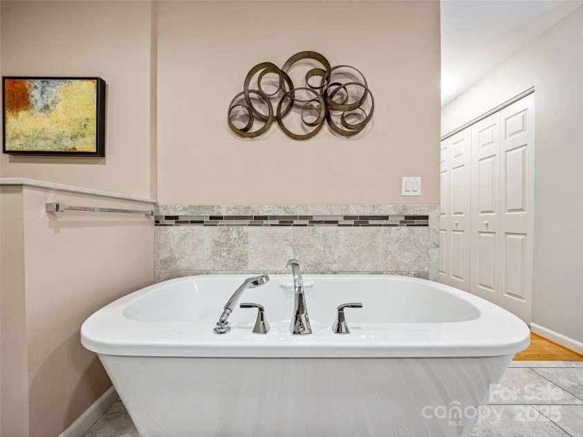 150 Sondley Parkway, Asheville, NC 28805.  MLS# CAR4280880, YatesRealty ID 1279. Soaking Tub