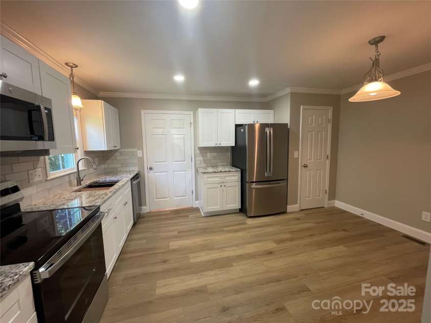 647 Reeves Court, Charlotte, NC 28208.  MLS# CAR4166731, YatesRealty ID 1279. 