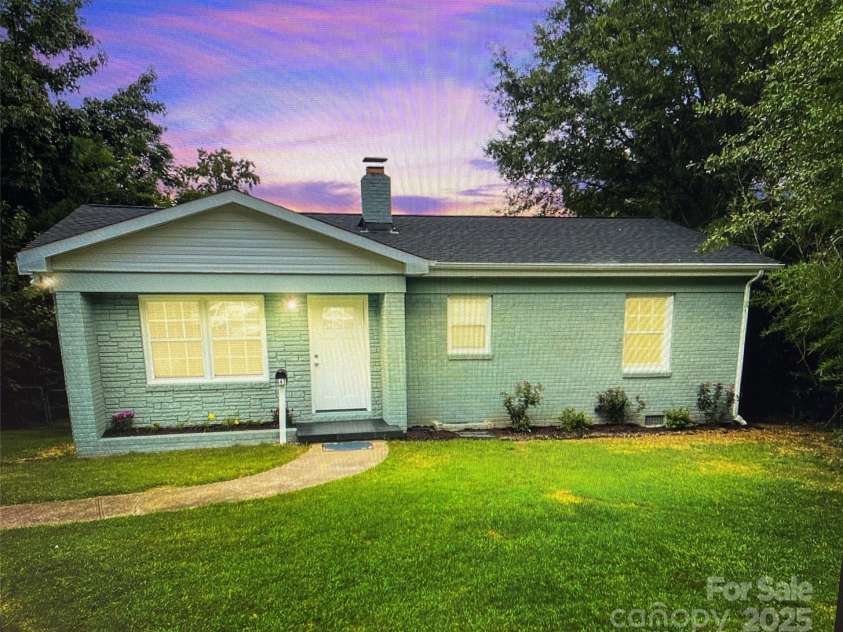 647 Reeves Court, Charlotte, NC 28208.  MLS# CAR4166731, YatesRealty ID 1279. 