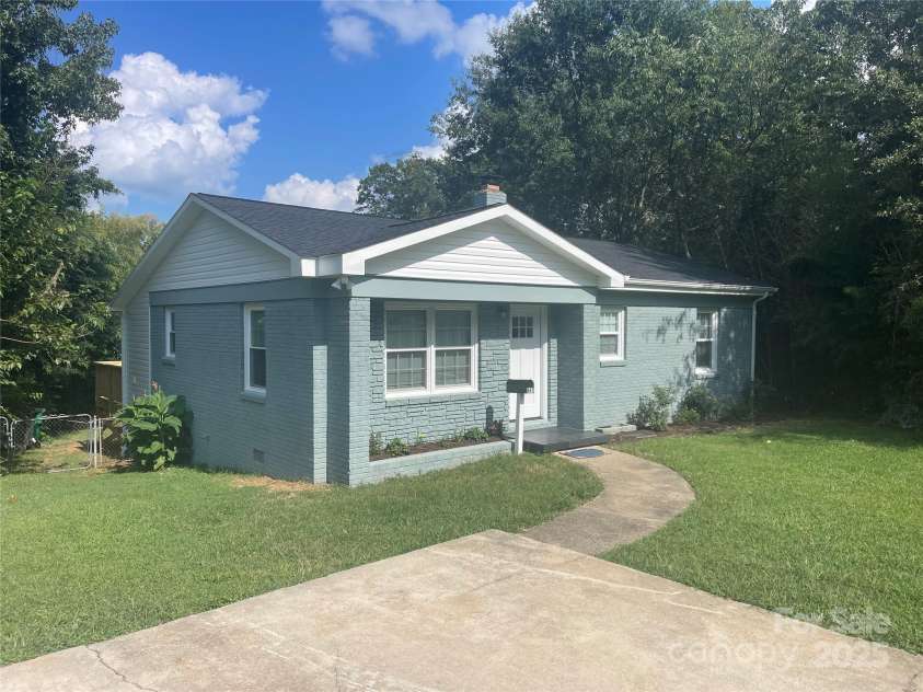 647 Reeves Court, Charlotte, NC 28208.  MLS# CAR4166731, YatesRealty ID 1279. 