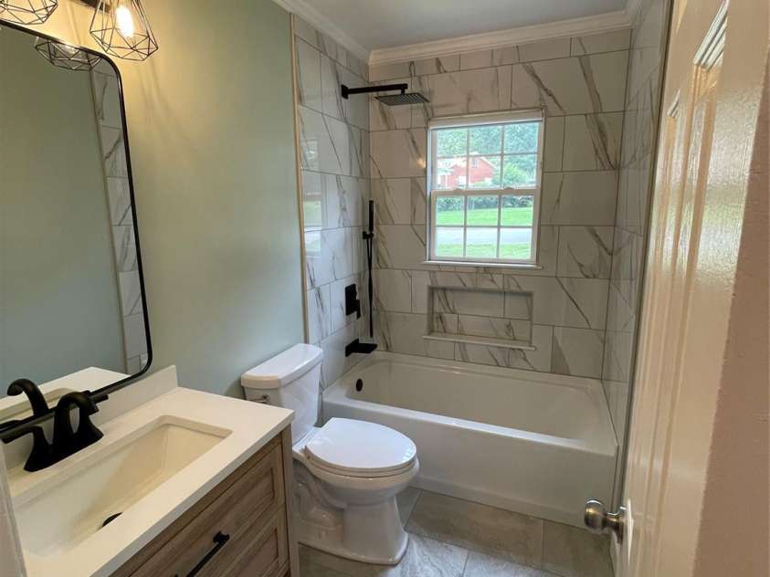 647 Reeves Court, Charlotte, NC 28208.  MLS# CAR4166731, YatesRealty ID 1279. Bathroom 2