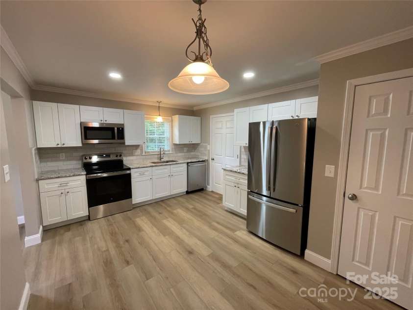 647 Reeves Court, Charlotte, NC 28208.  MLS# CAR4166731, YatesRealty ID 1279. Kitchen