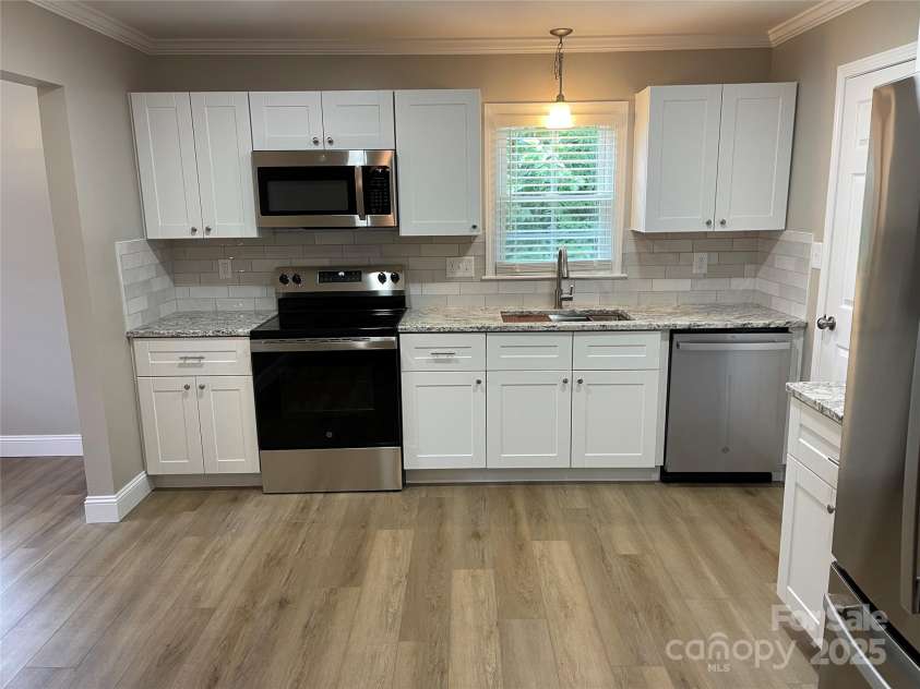 647 Reeves Court, Charlotte, NC 28208.  MLS# CAR4166731, YatesRealty ID 1279. Kitchen