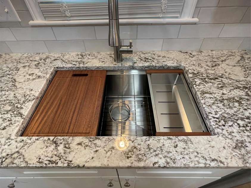 647 Reeves Court, Charlotte, NC 28208.  MLS# CAR4166731, YatesRealty ID 1279. Single basin sink