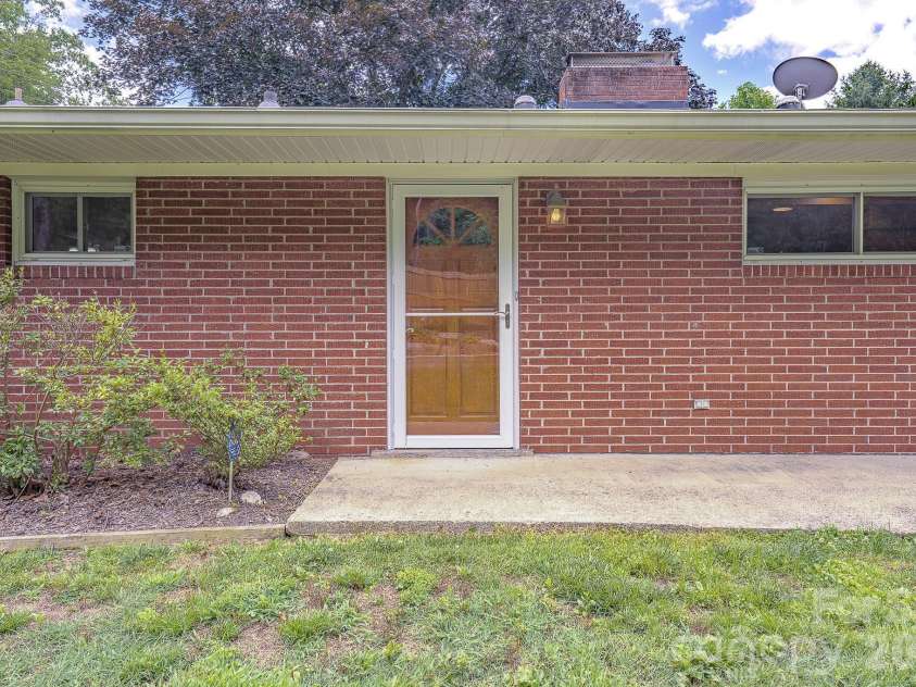 105 Alexander Avenue, Swannanoa, NC 28778.  MLS# CAR4289989, YatesRealty ID 12790. 