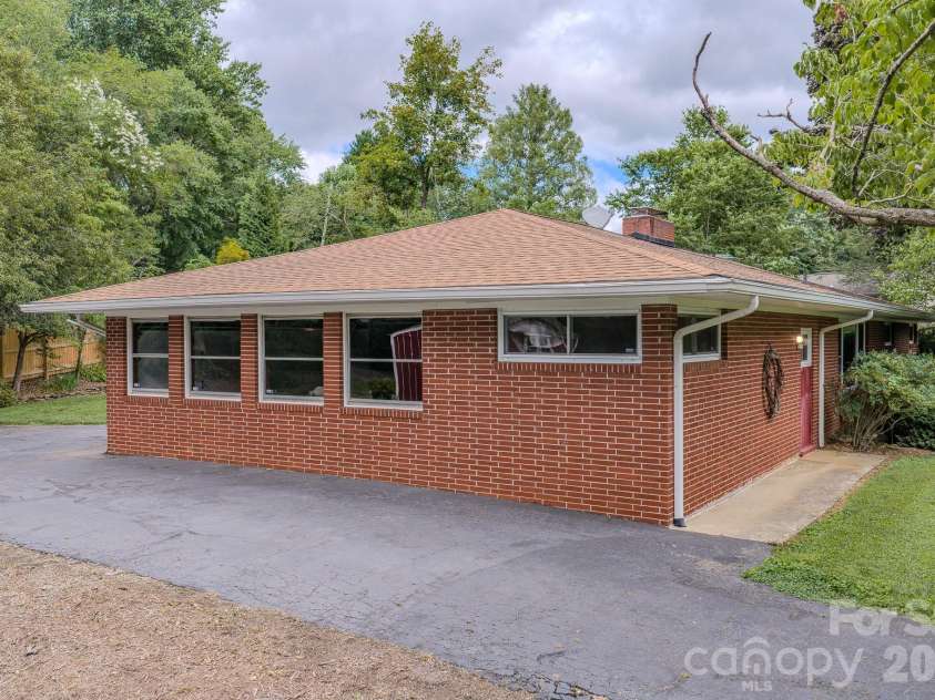 105 Alexander Avenue, Swannanoa, NC 28778.  MLS# CAR4289989, YatesRealty ID 12790. 
