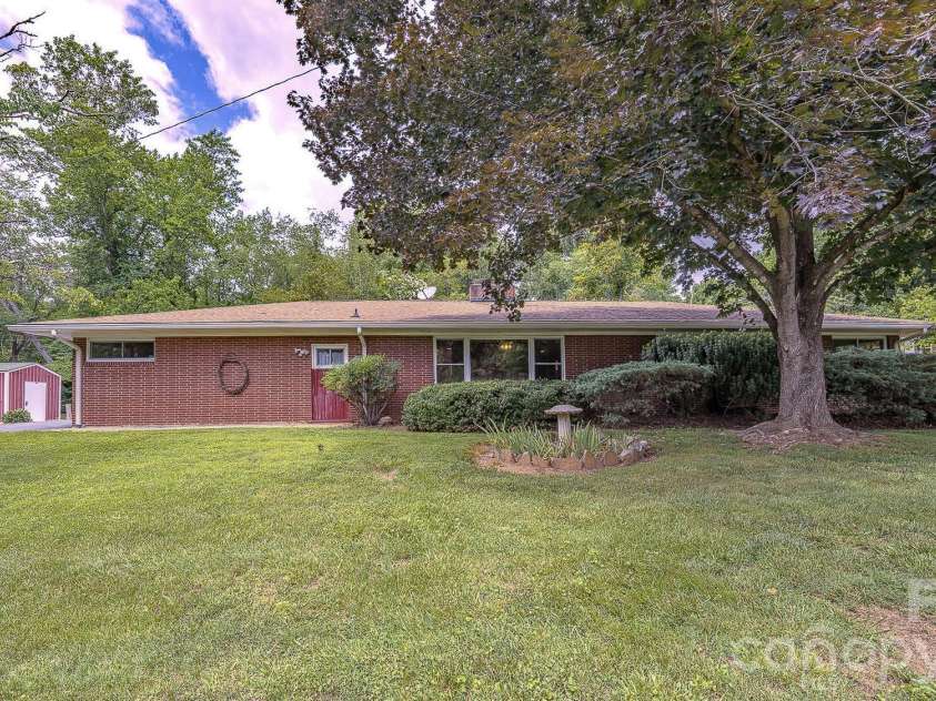 105 Alexander Avenue, Swannanoa, NC 28778.  MLS# CAR4289989, YatesRealty ID 12790. 