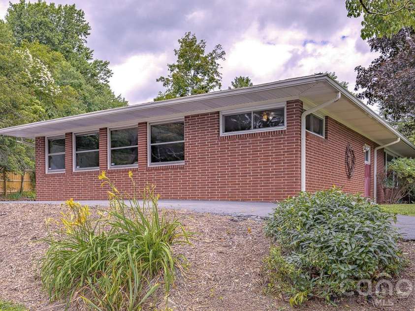 105 Alexander Avenue, Swannanoa, NC 28778.  MLS# CAR4289989, YatesRealty ID 12790. 