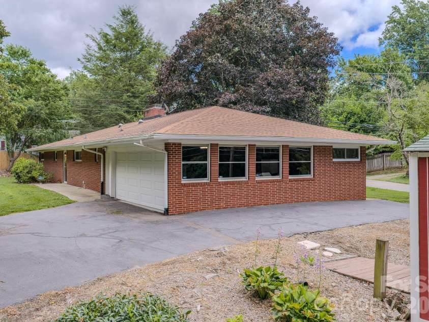 105 Alexander Avenue, Swannanoa, NC 28778.  MLS# CAR4289989, YatesRealty ID 12790. 