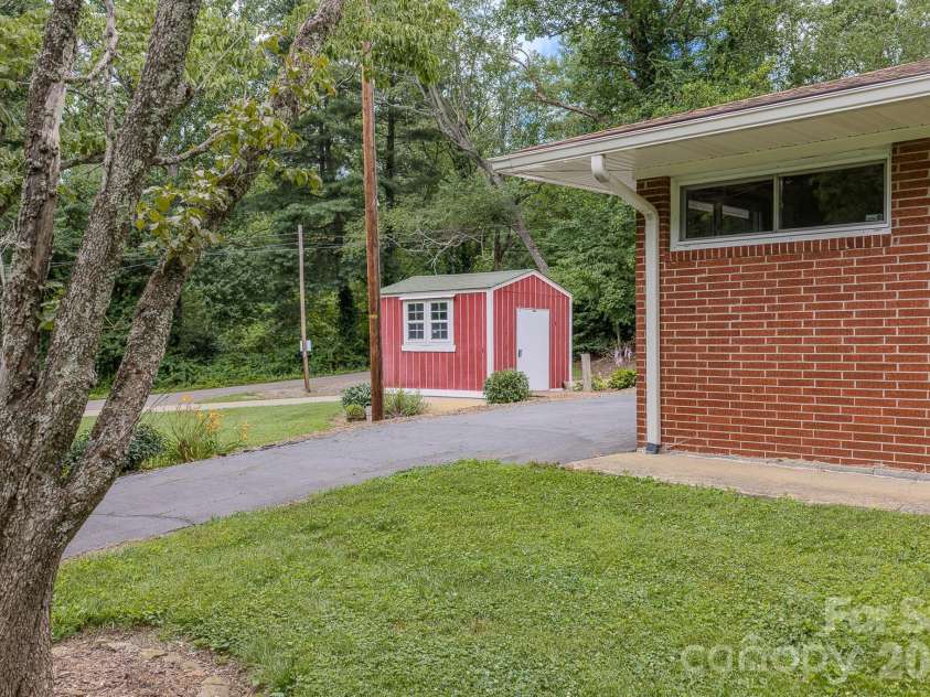 105 Alexander Avenue, Swannanoa, NC 28778.  MLS# CAR4289989, YatesRealty ID 12790. 