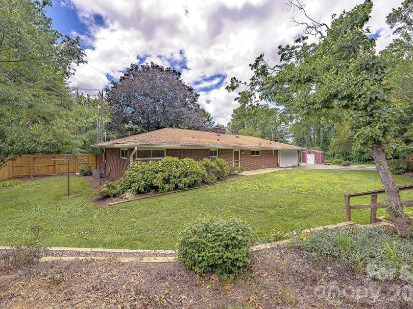105 Alexander Avenue, Swannanoa, NC 28778.  MLS# CAR4289989, YatesRealty ID 12790. 