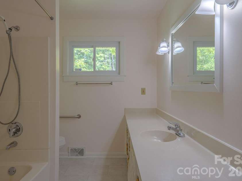 105 Alexander Avenue, Swannanoa, NC 28778.  MLS# CAR4289989, YatesRealty ID 12790. Full bathroo