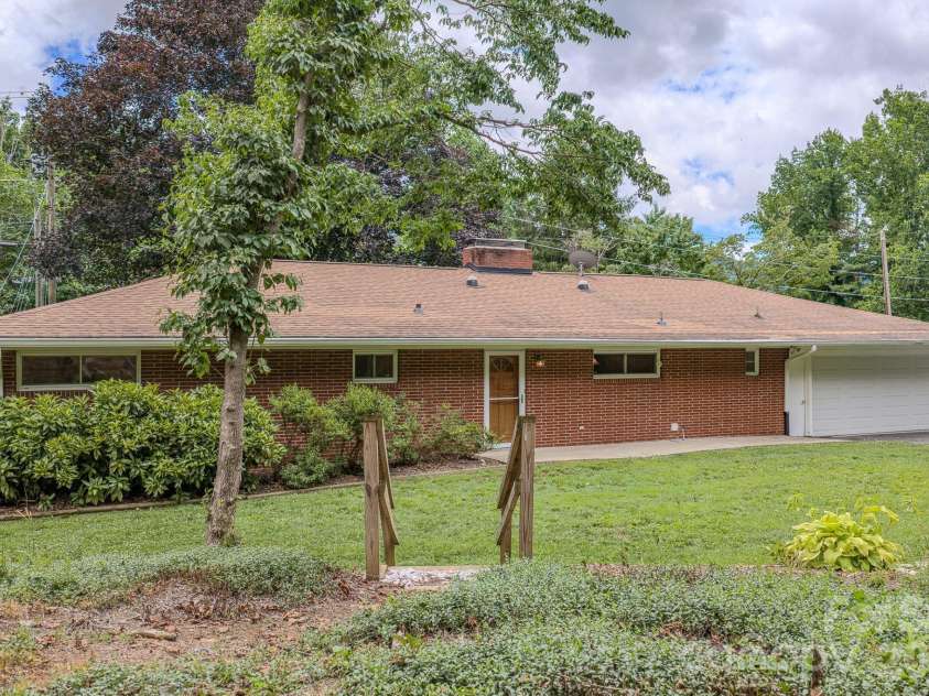 105 Alexander Avenue, Swannanoa, NC 28778.  MLS# CAR4289989, YatesRealty ID 12790. Large back yard