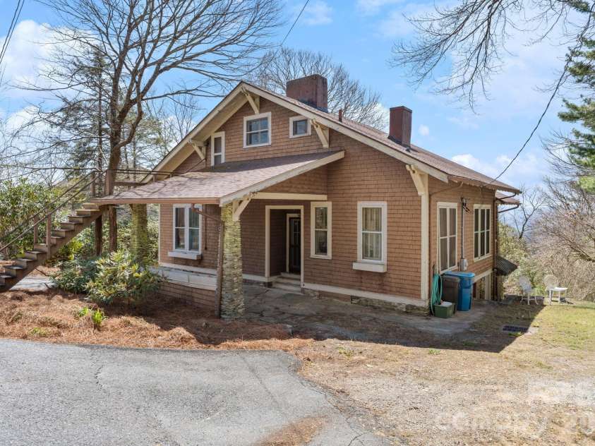 334 Chestnut Circle, Blowing Rock, NC 28605.  MLS# CAR4370184, YatesRealty ID 12795. 