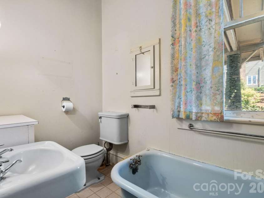 334 Chestnut Circle, Blowing Rock, NC 28605.  MLS# CAR4370184, YatesRealty ID 12795. 