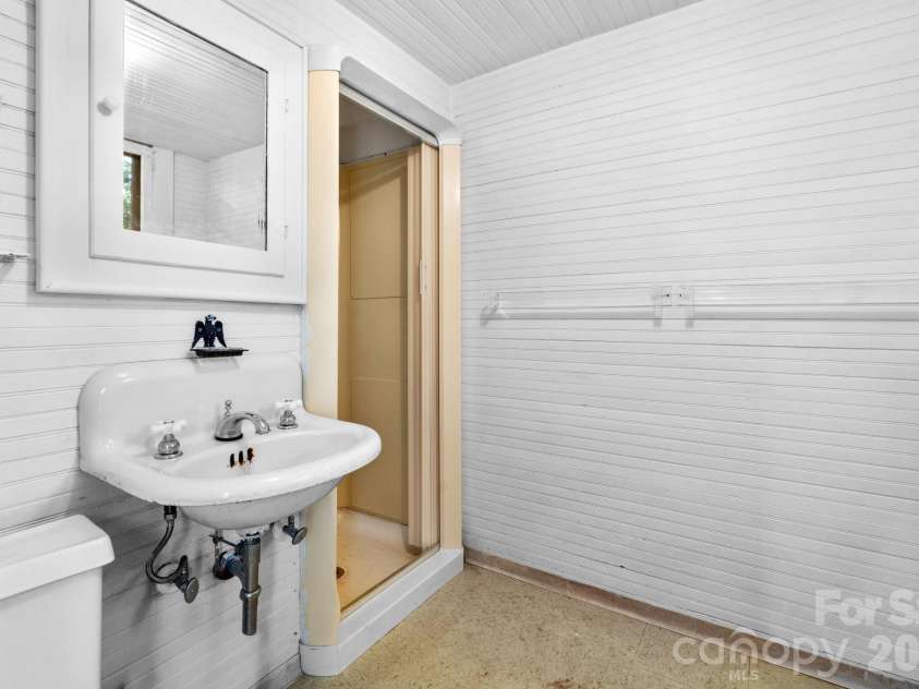 334 Chestnut Circle, Blowing Rock, NC 28605.  MLS# CAR4370184, YatesRealty ID 12795. 
