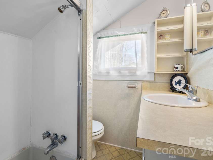 334 Chestnut Circle, Blowing Rock, NC 28605.  MLS# CAR4370184, YatesRealty ID 12795. 