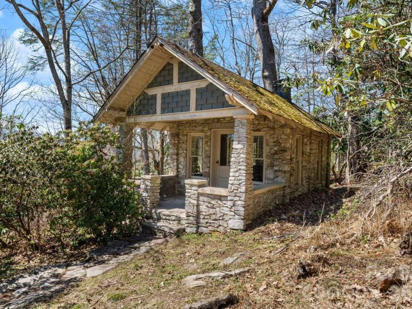 334 Chestnut Circle, Blowing Rock, NC 28605.  MLS# CAR4370184, YatesRealty ID 12795. 