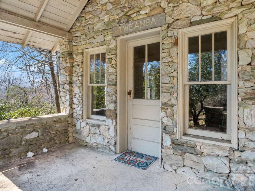 334 Chestnut Circle, Blowing Rock, NC 28605.  MLS# CAR4370184, YatesRealty ID 12795. 