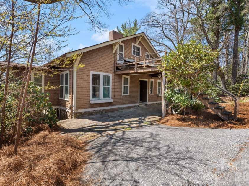 334 Chestnut Circle, Blowing Rock, NC 28605.  MLS# CAR4370184, YatesRealty ID 12795. 