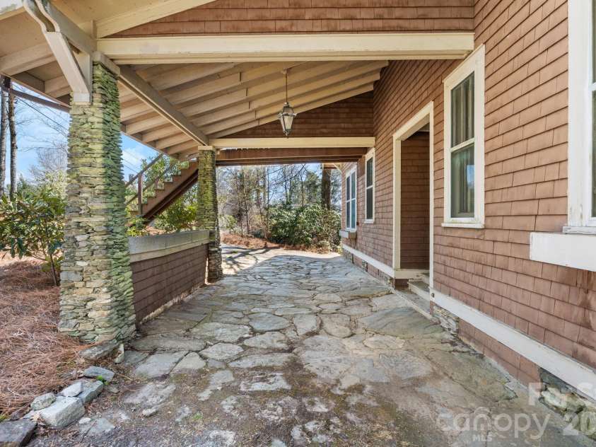 334 Chestnut Circle, Blowing Rock, NC 28605.  MLS# CAR4370184, YatesRealty ID 12795. 