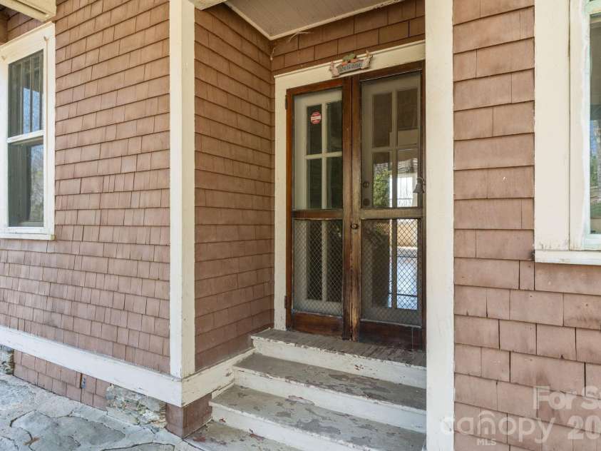 334 Chestnut Circle, Blowing Rock, NC 28605.  MLS# CAR4370184, YatesRealty ID 12795. 