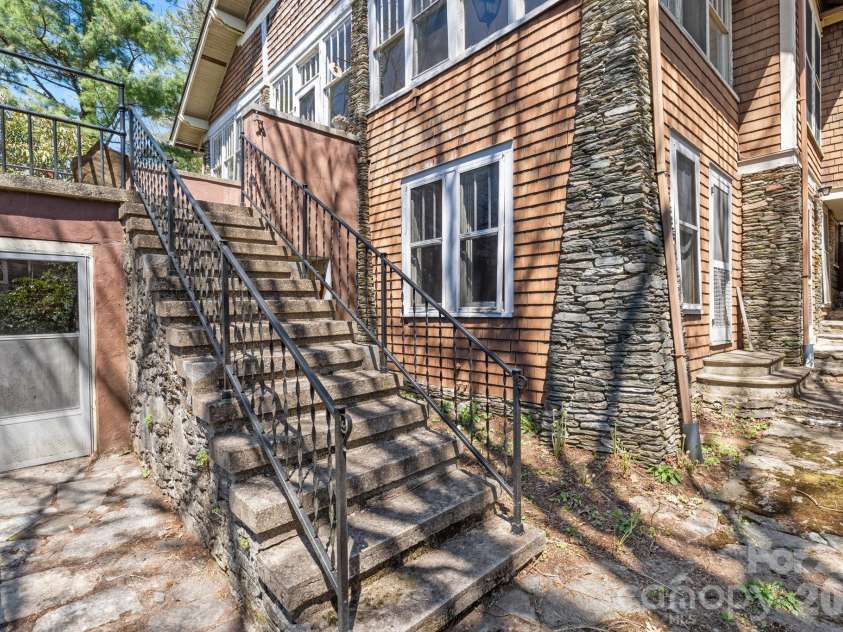 334 Chestnut Circle, Blowing Rock, NC 28605.  MLS# CAR4370184, YatesRealty ID 12795. 