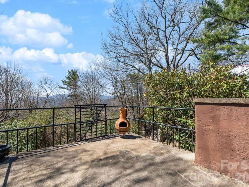 334 Chestnut Circle, Blowing Rock, NC 28605.  MLS# CAR4370184, YatesRealty ID 12795. 