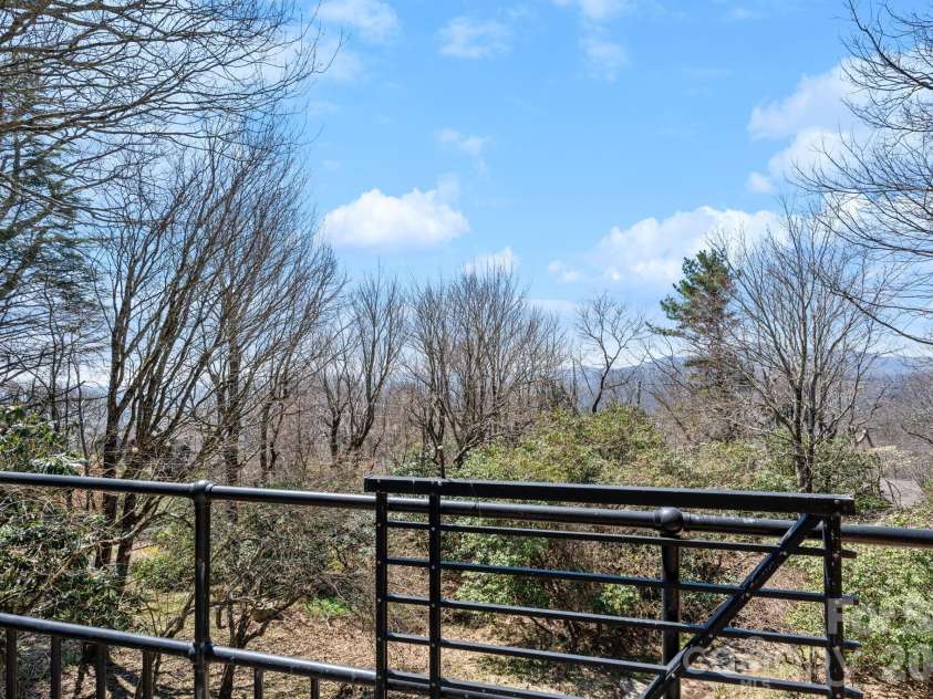 334 Chestnut Circle, Blowing Rock, NC 28605.  MLS# CAR4370184, YatesRealty ID 12795. 